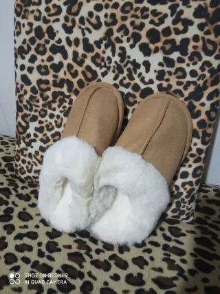 Pantofole scamosciate eleganti con pelliccia