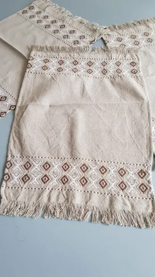 Conjunto mantel en Lino más 4 tapetes hechos a man