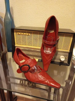 Zapatos de piel labrada marrón rojizo estilo retro