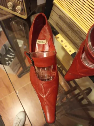 Zapatos de piel labrada marrón rojizo estilo retro