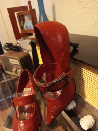 Zapatos de piel labrada marrón rojizo estilo retro