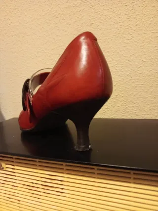 Zapatos de piel labrada marrón rojizo estilo retro