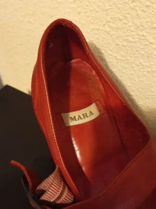 Zapatos de piel labrada marrón rojizo estilo retro