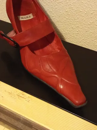 Zapatos de piel labrada marrón rojizo estilo retro