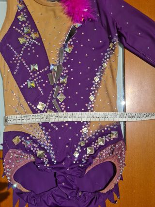 Malla rítmica con pedrería y plumas