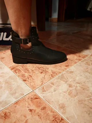 Botín Negro con Tachuelas y Hebilla