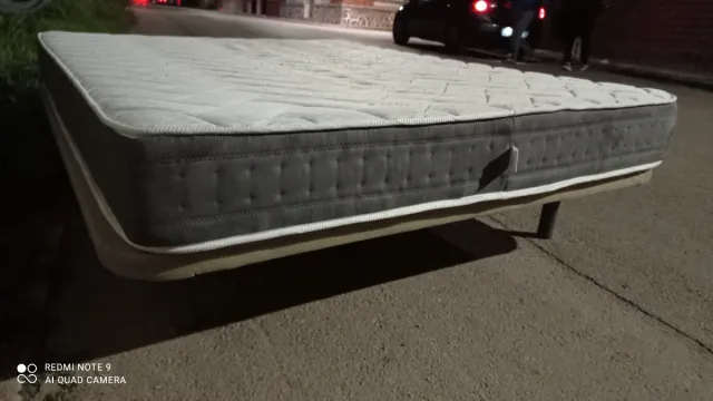 Materasso grigio e bianco in tessuto