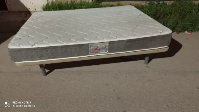 Materasso grigio e bianco in tessuto