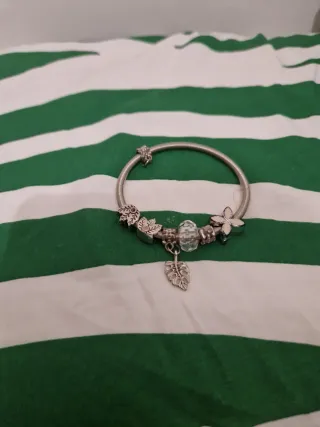 Pulsera estilo Pandora con charms pero del Bazar