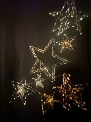 Jersey Negro con Estrellas Doradas y Plateadas