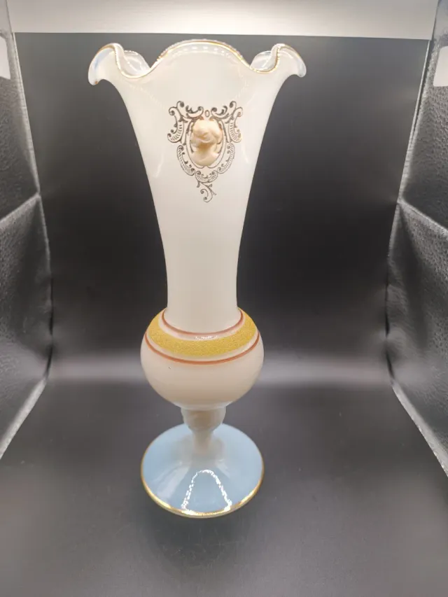 Vaso opalino in vetro decorato