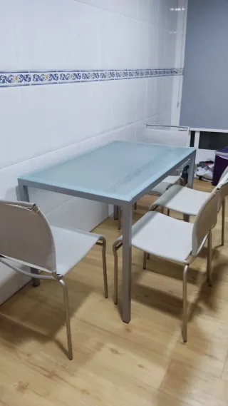 Mesa de cocina y 4 sillas