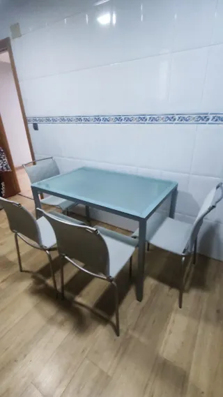 Mesa de cocina y 4 sillas