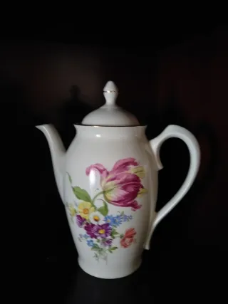 Tetera de porcelana con flores