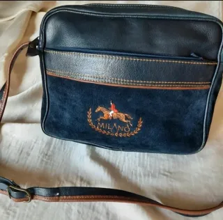 Bolso de piel azul marino con bordado