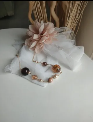 Collana con perle e sfere colorate