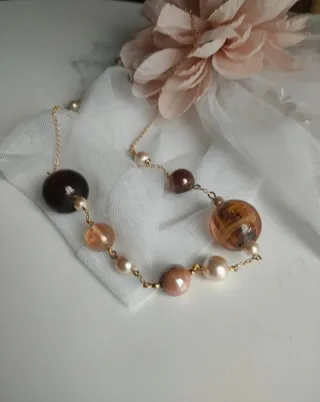 Collana con perle e sfere colorate