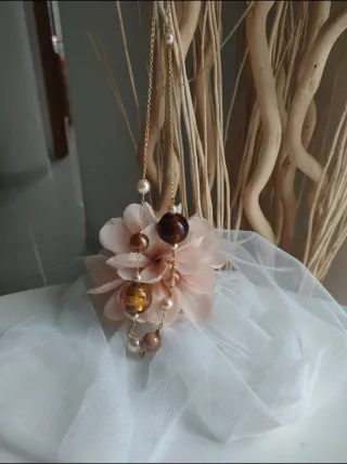 Collana con perle e sfere colorate