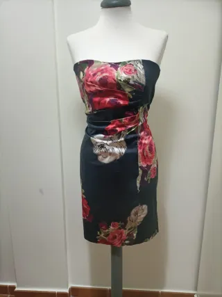 Vestido strapless floral con chaquetilla