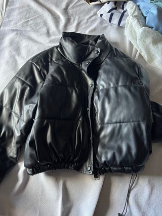 Abrigo de cuero negro acolchado