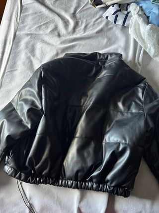 Abrigo de cuero negro acolchado