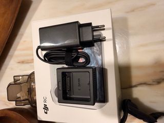 Cargador DJI Mavic 3 y enchufe