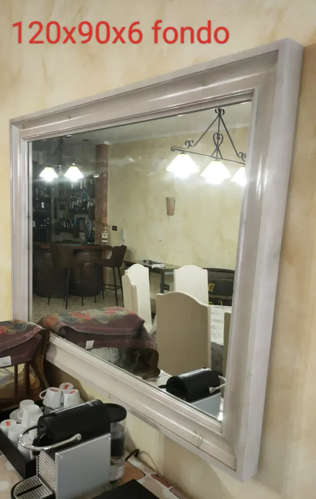 Espejo, mesa cómoda y mesa madera blanca