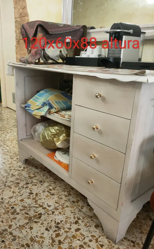 Espejo, mesa cómoda y mesa madera blanca