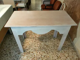 Espejo, mesa cómoda y mesa madera blanca