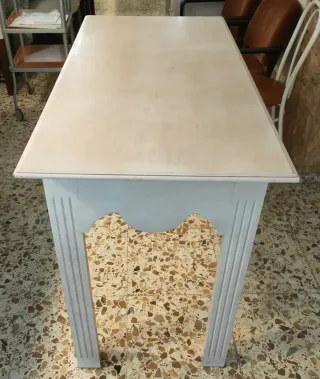 Espejo, mesa cómoda y mesa madera blanca