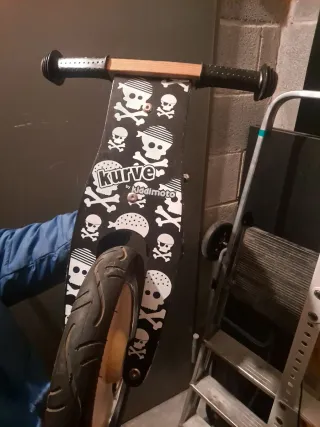 Bicicleta de madera para niños.