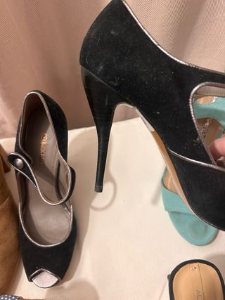 Zapatos de tacón y zapatillas deportivas