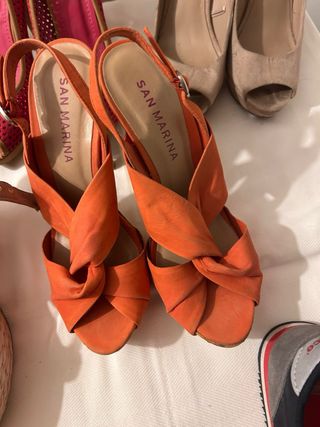 Zapatos de tacón y zapatillas deportivas