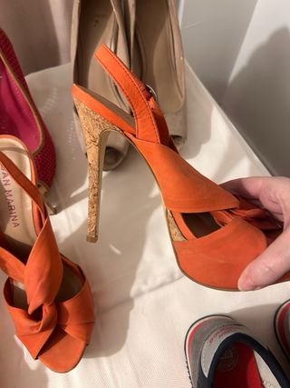 Zapatos de tacón y zapatillas deportivas