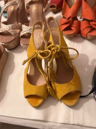 Zapatos de tacón y zapatillas deportivas