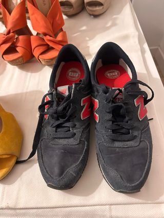 Zapatos de tacón y zapatillas deportivas