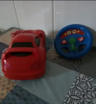 Coche radiocontrol rojo con volante