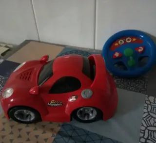 Coche radiocontrol rojo con volante