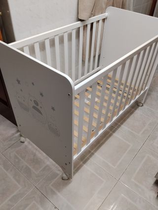 Cuna blanca de madera
