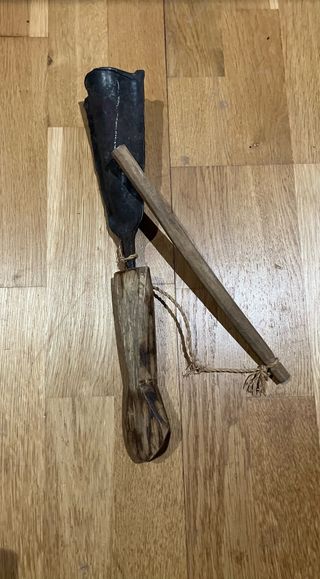 Cencerro artesanal de metal y madera. Cowbell