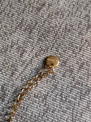 Cadena dorada con letra M