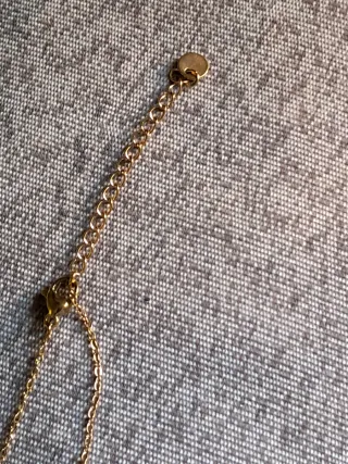 Cadena dorada con letra M