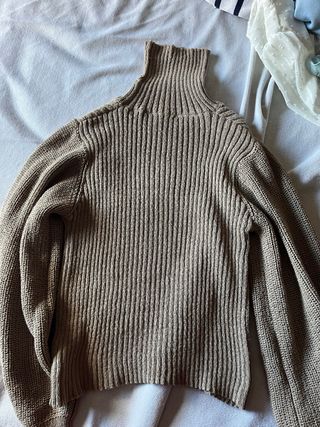 Jersey de cuello alto marrón con abertura