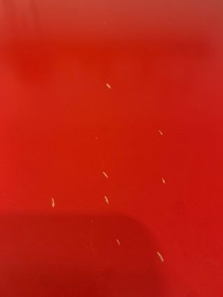 Mesa auxiliar Ikea negra y roja