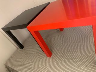 Mesa auxiliar Ikea negra y roja