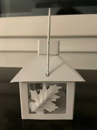 Lanterna bianca in metallo con decoro foglia