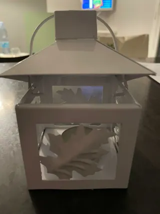 Lanterna bianca in metallo con decoro foglia