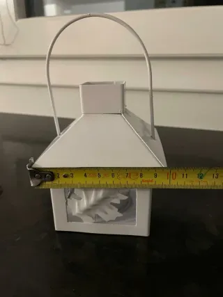 Lanterna bianca in metallo con decoro foglia