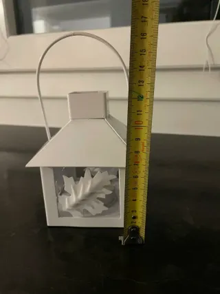 Lanterna bianca in metallo con decoro foglia