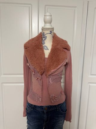 Top y cárdigan rosa encaje y pelo